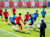 国家队集训现场球员进行分组对抗训练的画面